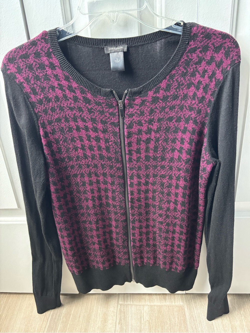 Ann Taylor Size Small Black and Magenta Houndstooth Zip Front Sweater